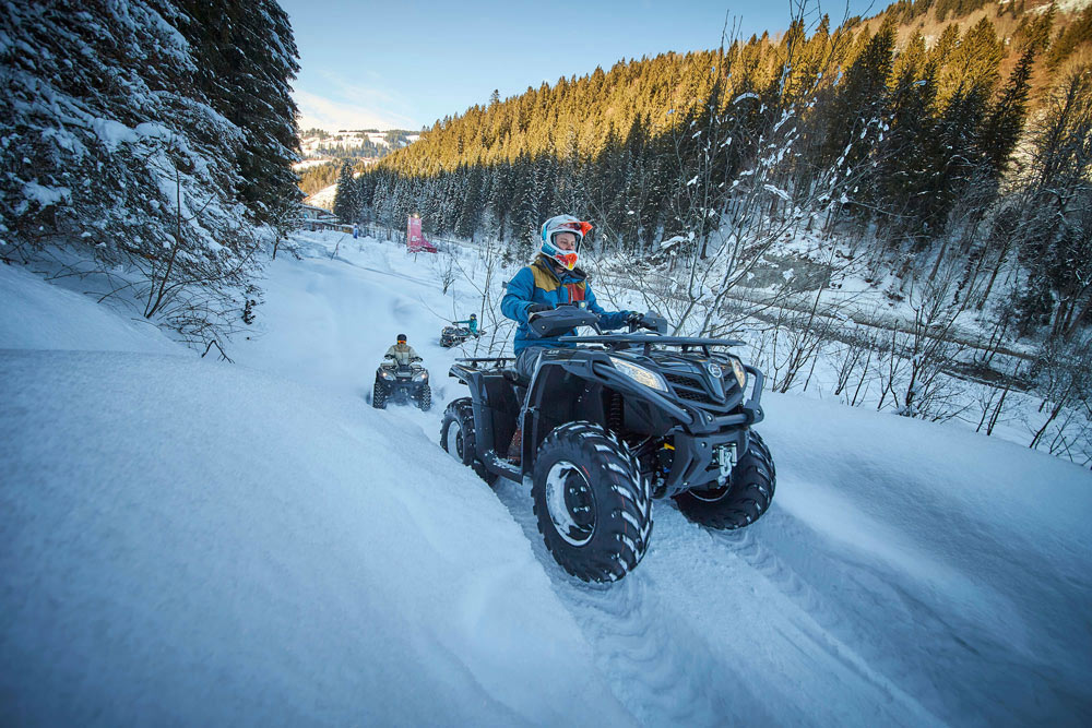 2 Personen am Quadfahren im Winter