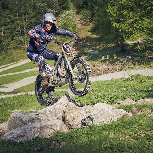 Mann auf Enduro Motorrad