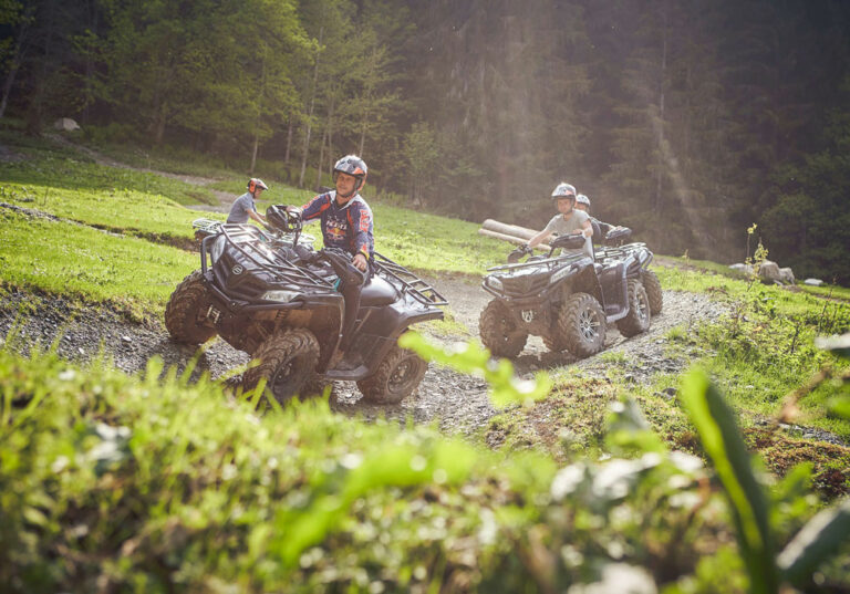 Eine Gruppe von Männern am Quadfahren