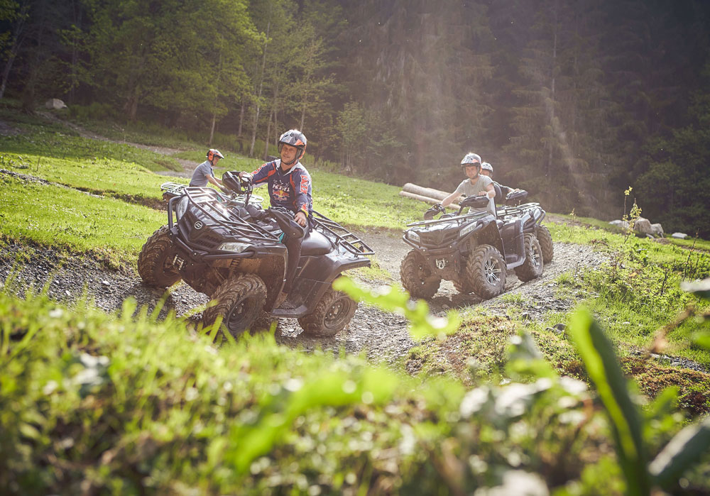 Eine Gruppe von Männern am Quadfahren