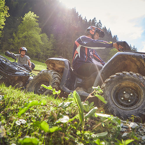 2 Männer auf Quads im Sommer