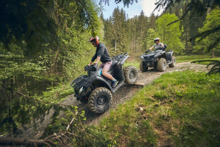 2 Männer fahren mit Quads bergab