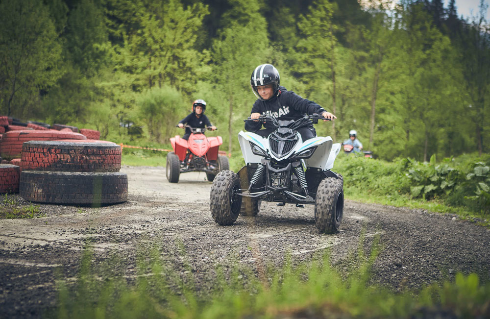 2 Kinder am Quad fahren