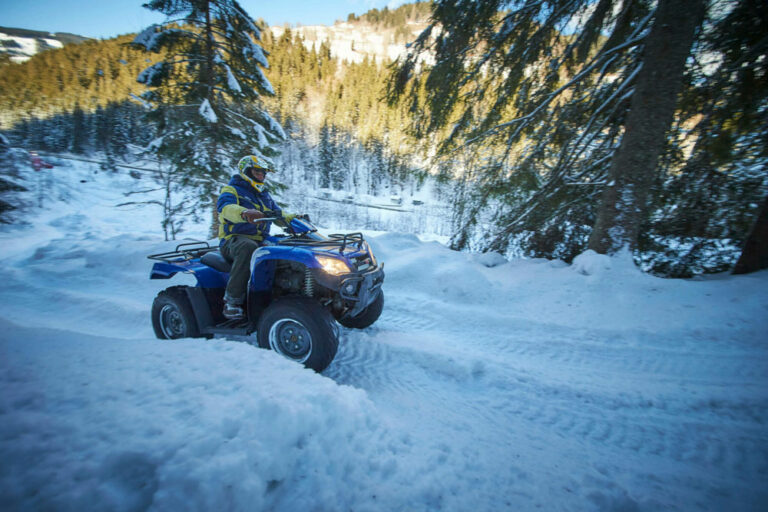 Ein Mann am Quadfahren im Winter