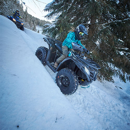 Eine Frau am Quad fahren, im Winter