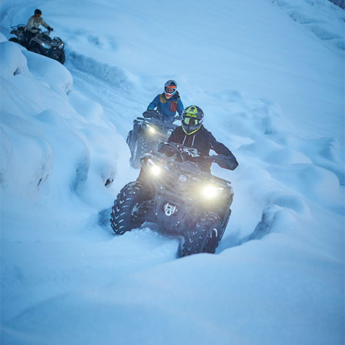 Eine Gruppe von Personen am Quad fahren, im Winter